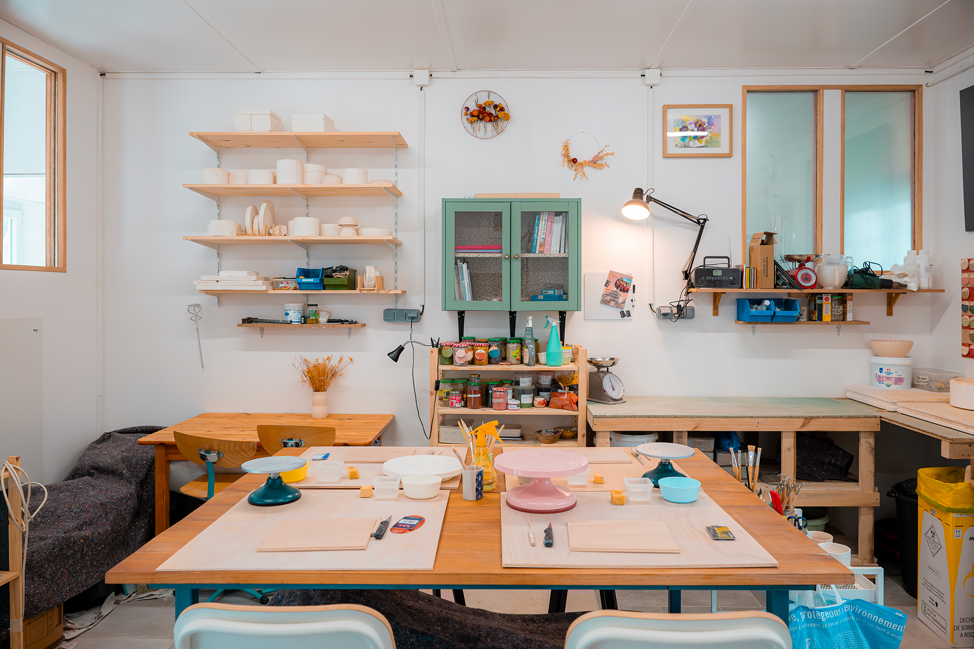 Atelier de poterie où l'on crée des pièces en céramique, matériel, engobes et cuissons inclus , 4 places sur une grande table centrale