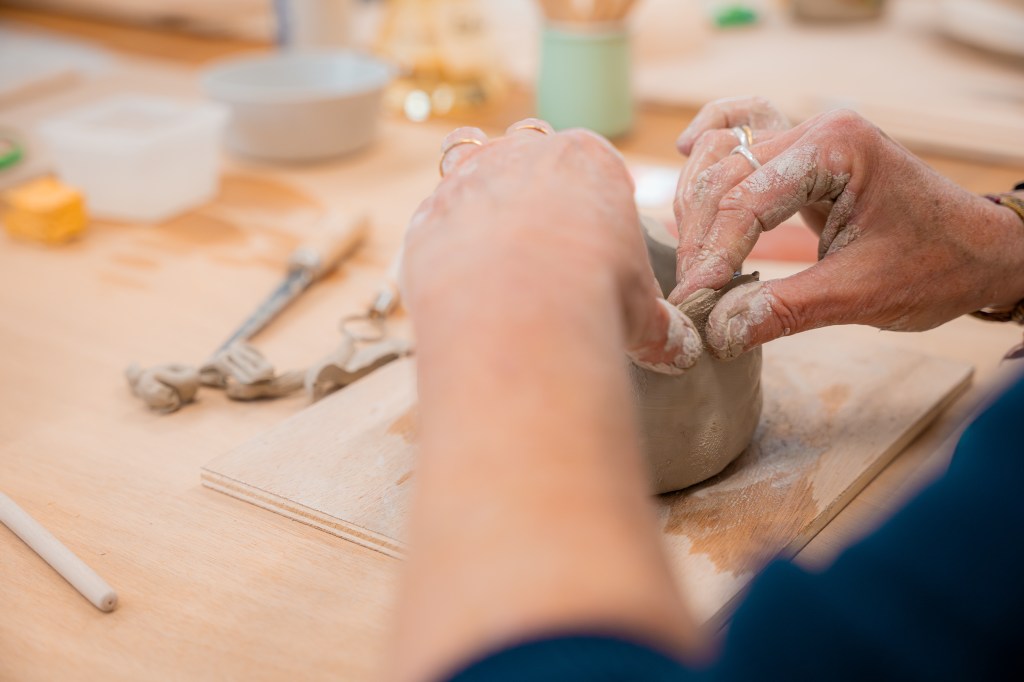 cours de modelage
Façonnage avec la technique du pincé d'un bol
Argile blanche