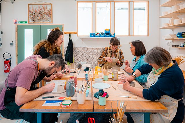 atelier d'initiation de modelage céramique. Création de poteries façonnées à la main
type bols, tasses, assiettes, objets de déco , en groupe dans mon atelier