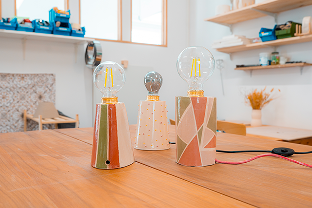 fabrication d'une lampe en faïence par la technique du modelage à la plaque
assemblée par de la barbotine. Utilisation d'engobes pour la décorer. La création a subi deux cuissons et
un émaillage. Le système électrique est installé.