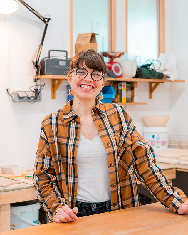 artisane colette cuciz installée dans son atelier de poterie « La Cazette »