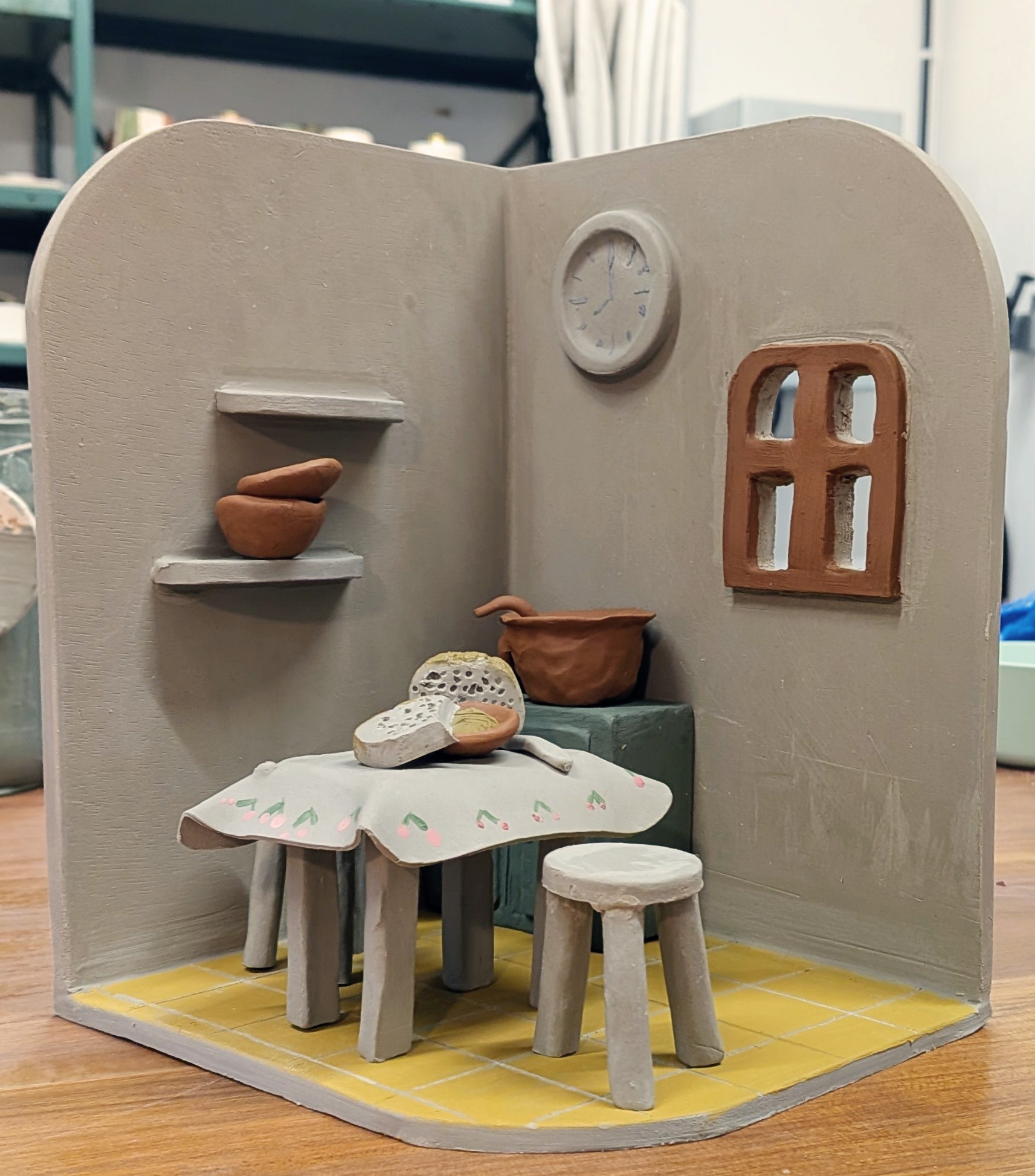 miniature modelée en Faïence
représente une scène de vie
idée de pièce à réaliser lors des cours de modelage